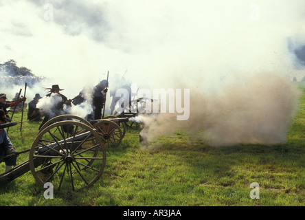 Le feu des canons pendant la guerre civile re-enactment, UK Banque D'Images