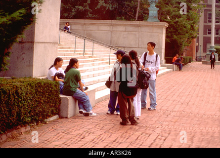Les élèves de 20 ans traîner sur le Mall, à l'université de Columbia. New York New York USA Banque D'Images