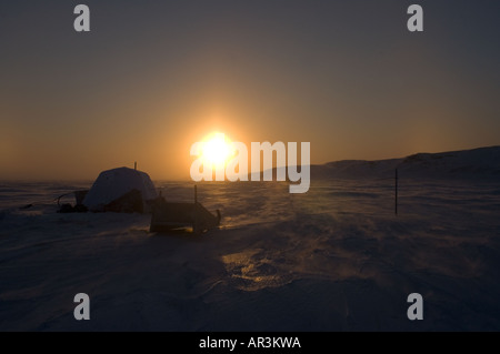 Sécuriser le camp sur la glace pendant une tempête le long de la côte arctique 2040 ci-dessous F 20 60 mph winds Arctic National Wildlife Refuge AK Banque D'Images