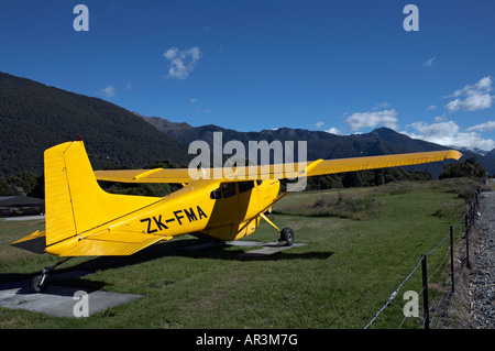 Avion Cessna prêt à prendre les gens sur un vol panoramique, dans le cadre de l'expérience de la Sibérie, Makarora, île du Sud, Nouvelle-Zélande Banque D'Images