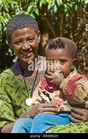 Une femme et son bébé pose devant l'appareil photo dans leur maison près de l'Ura Kidane Mihret - monastère. Banque D'Images