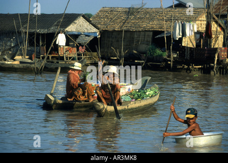 Les gens dans des bateaux sur le lac Tonle Sap, province de Siem Raep, Cambodge, Asie Banque D'Images