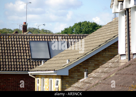 Des panneaux solaires installés sur le toit intérieur pour aider à réduire les coûts de carburant de chauffage de l'eau Banque D'Images