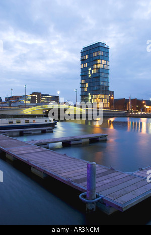 Soirée au Grand Canal Docks, amant de plus à un nouvel appartement Tower, Grand Canal Docks. Banque D'Images