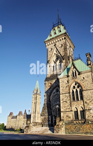 La tour de la paix derrière la façade de l'Édifice de construction de la colline du Parlement à Ottawa, capitale du Canada Ontario Canada. Banque D'Images