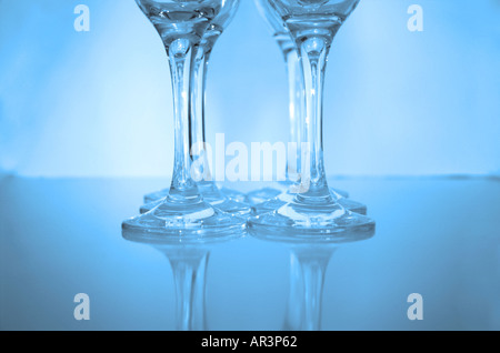 Verres à vin reflétant sur la surface Banque D'Images