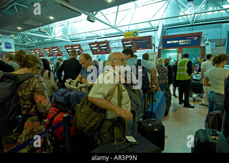 Les passagers qui attendent en ligne pour vérifier à BAA London Heathrow Banque D'Images