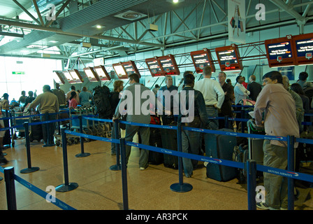 Les passagers qui attendent en ligne pour vérifier dans, BAA London Heathrow T4 Banque D'Images