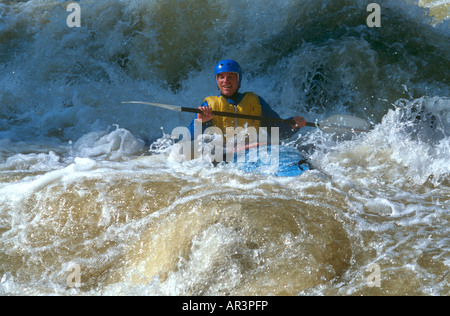 Kayak en eau vive sur Clear Creek, près de Golden Colorado Banque D'Images