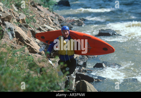 Kayak en eau vive sur Clear Creek, près de Golden Colorado Banque D'Images