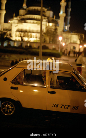 Taxi en face de Sainte-Sophie, Istanbul, Turquie Banque D'Images