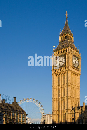 La tour de l'horloge contre ciel bleu avec le London Eye à Londres Banque D'Images