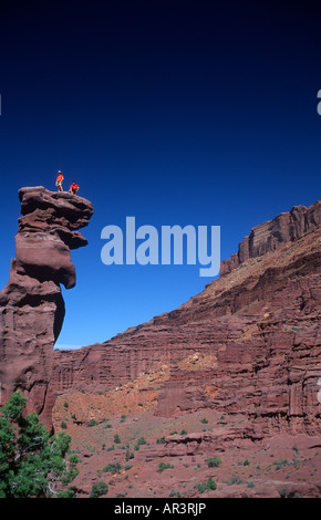 Grimpeurs à Fisher towers près de Moab Utah Banque D'Images