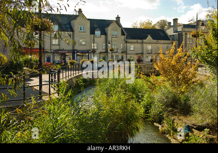 Marden rivière qui coule à travers la ville de Calne Wiltshire England UK UE Banque D'Images