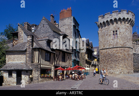 Café-terrasse, Vitré, Bretagne, France, Europe Banque D'Images