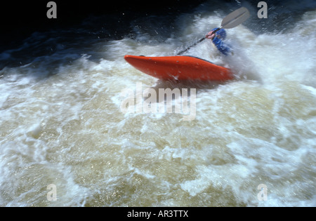 Kayak en eau vive sur Clear Creek, près de Golden Colorado Banque D'Images