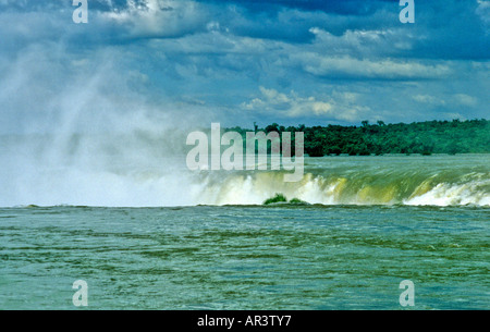 Presque sur le bord de l'Iguassu Falls, Site du patrimoine mondial, l'Argentine Banque D'Images