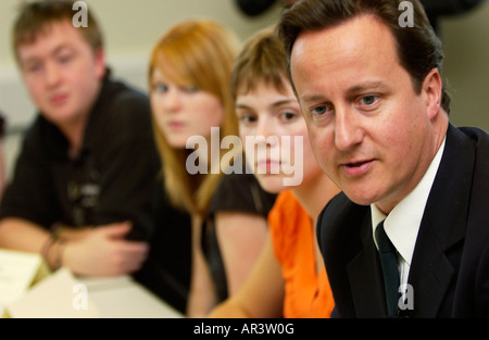 Pic martin phelps 15 06 07 reporter scott chippenham visite du leader conservateur David Cameron à chippenham college Banque D'Images