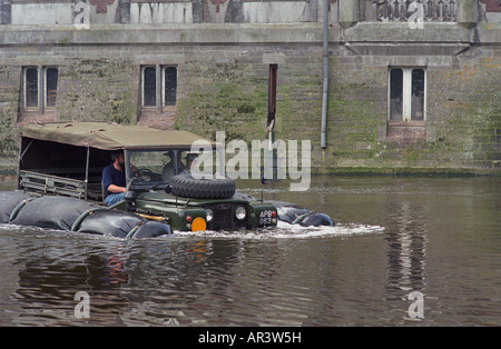 1963 APGP historique Land Rover amphibie avec sacs de flottaison piscine pour commémorer le 50e anniversaire de Land Rover en 1998. Banque D'Images