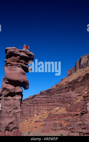 Grimpeurs vous détendre sur sommet à Fisher towers près de Moab Utah Banque D'Images