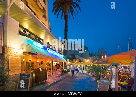 Cafe bar sur le Quai Landry avec la Citadelle derrière, Harbourfront, Calvi, La Balagne, Corse, France Banque D'Images