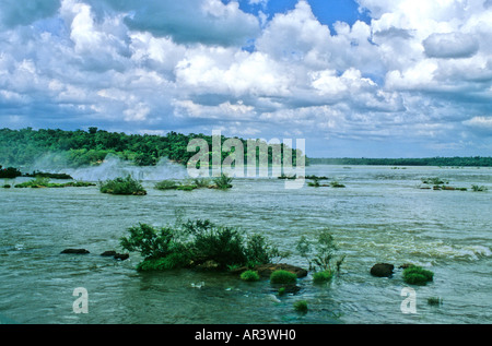 Presque sur le bord de l'Iguassu Falls, Argentine Banque D'Images