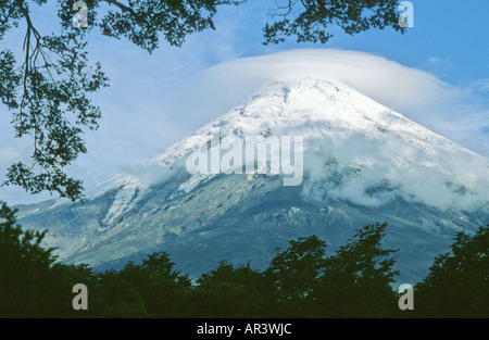 Les sommets enneigés du volcan Osorno, le lac Llanquihue, Los Lagos Region, Chile Andes du Sud Banque D'Images