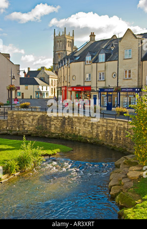 Marden rivière qui coule à travers la ville de Calne Wiltshire England UK UE Banque D'Images