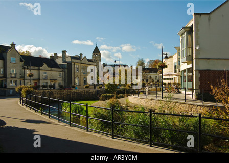 Marden rivière qui coule à travers la ville de Calne Wiltshire England UK UE Banque D'Images