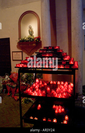 Bougies pour saint Jude Thaddée, Séville, Espagne Banque D'Images