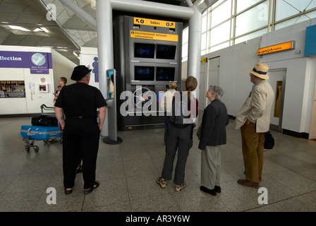 Les passagers (père mère fille) à l'intérieur de l'aéroport de Stansted, l'homme en noir sur le côté gauche - pas de Banque D'Images