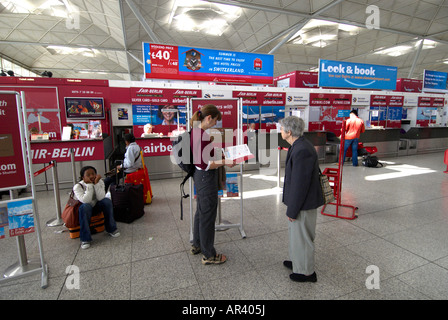 Passagers à l'intérieur de l'aéroport de Stansted, mère et fille Banque D'Images