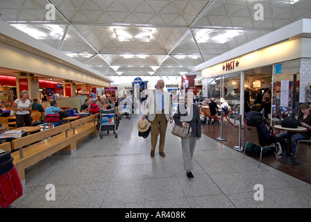 Les passagers (époux épouse) à l'intérieur de l'aéroport de Stansted - Les deux principales personnes (couple de personnes âgées) sur cette photo sont photo publié Banque D'Images