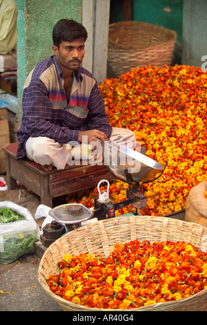 Marchande de fleurs, fruits et légumes du marché Devaraja Mysore Inde Banque D'Images