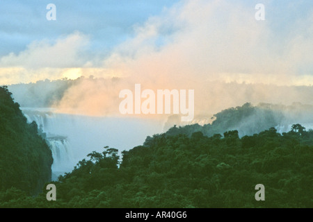 Pink de pulvérisation des chutes d'Iguaçu, Brésil Banque D'Images