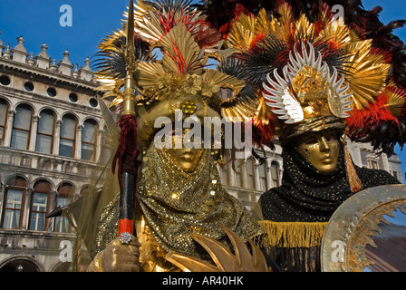 Carnaval de Venise deux déguisements guerrier avec masque d'or et la lance Banque D'Images