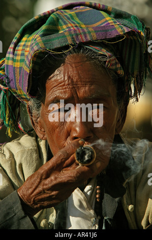 Portrait de vieilles dames fumeurs cigarillos, Portrait, rauchende alte Frauen, cheroot Banque D'Images