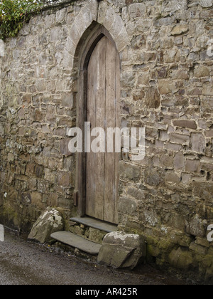 Porte en arc et de bois d'un jardin clos Banque D'Images