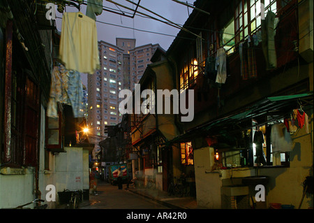 Le lavage dans la vieille ville et la nouvelle highrise, Shanghai Banque D'Images