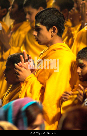 Les participants à la cérémonie Ganga Aarti mis en scène chaque soir à Rishikesh , Inde Banque D'Images