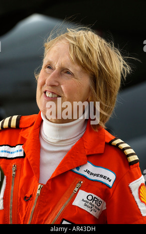 Raf lyneham wiltshire aviatrix polly vacher atterrit à raf lyneham dans sa tentative de visiter les 206 aérodromes dans les îles britanniques Banque D'Images