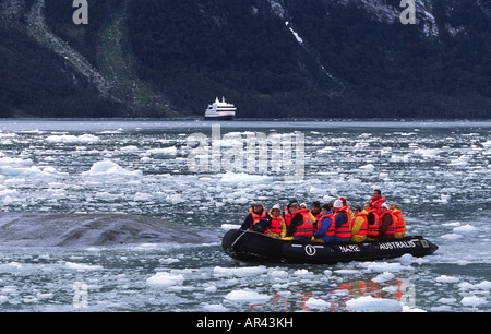 Passagers et MV Mare Australis en fjords chiliens en amérique du sud près du glacier Pia Banque D'Images