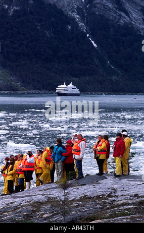 Passagers et MV Mare Australis en fjords chiliens en amérique du sud près du glacier Pia Banque D'Images