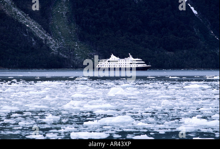 MV Mare Australis en fjords chiliens en Amérique du Sud Banque D'Images