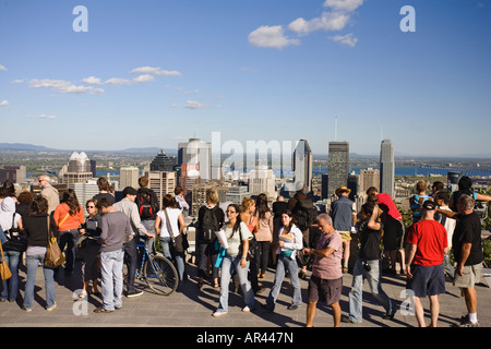 Les touristes profitant de la belle vue de Montréal à partir d'un point d'observation dans le parc du Mont-Royal. Québec Canada Banque D'Images