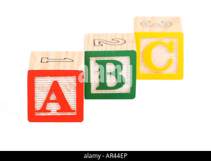 Alphabet blocks alignés pour abc sort isolé sur blanc l'accent sur un bloc Banque D'Images