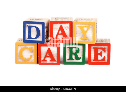 Alphabet blocks alignés pour épeler le mot daycare isolated on white Banque D'Images