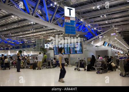 Vérification du terminal international principal dans le hall de l'Aéroport International Suvarnabhumi de Bangkok, Thaïlande Banque D'Images