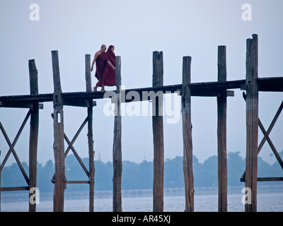 Moines marcher sur le pont en teck U Bein en Birmanie Banque D'Images