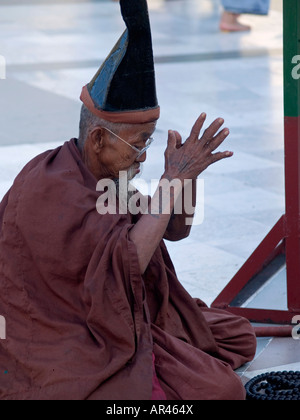 Pèlerin tatoué priaient à Paya Shwedagon Birmanie s plus célèbre temple à Yangon Banque D'Images
